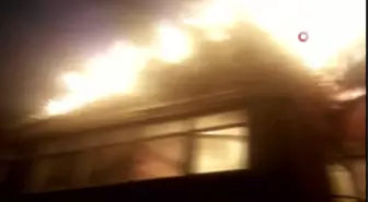 Çatı'daki kümes hayvanlarını ısıtmak için yaktığı sobadan çıkan kıvılcımlar iki katlı evi yaktı