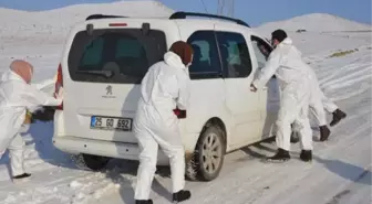 Filyasyon ekibi karlı dağları aşıp, hastalara ulaşıyor