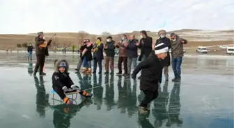 Son dakika haber | Buz tutan göl üzerinde çay içip, halay çektiler