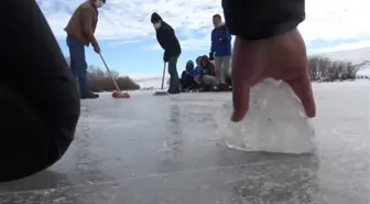 Köylülerin buz tutan Kars Çayı'nda 'curling' keyfi