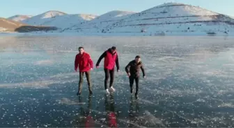 Buz tutan gölde, patenle kaydılar