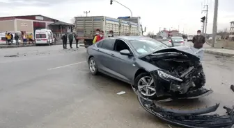 Ambulans ile otomobilin çarpışmasında 4 kişi yaralandı