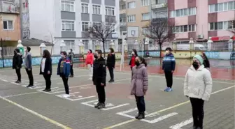 Edirne'de okullarda İstiklal Marşı okundu, vatandaşlar balkonlardan törene katıldı