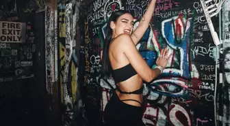 Dünyaca ünlü şarkıcı Dua Lipa'nın olay kıyafeti, takipçilerini ikiye böldü