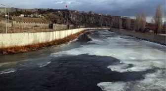 Kura Nehri'nin buzu, sıcak havayla çözülmeye başladı