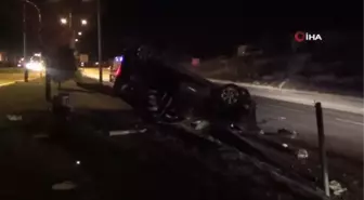 Kontrolden çıkan otomobil aydınlatma direğini devirip takla attı: 3 yaralı