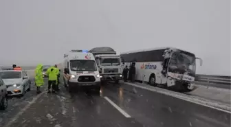 Yağış nedeniyle kayan otobüs, kamyonete çarptı