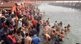 Covid: Çoğu maskesiz yüz binlerce Hindu, kutsal gördükleri Ganj Nehri'nde toplandı