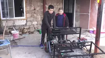 Ortaokul öğrencisi iki kuzen, araba yapıyor