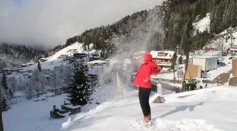 Ayder Yaylası beyaza büründü, tatilciler karın keyfini sürdü