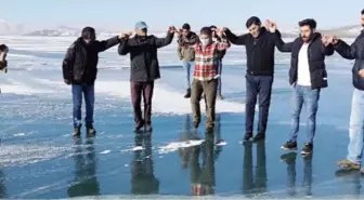 Buz tutan Çıldır Gölü'nde tulum çalıp, oynadılar