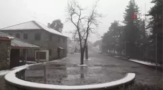 Güney Kıbrıs Rum Yönetimi'nde dağlık alanlar beyaza büründü