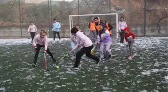 Hokey tutkusunun yaşandığı mahallede anne babalar, çocuklarıyla yarışıyor