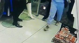 Sultangazi'de mağazadan cep telefonu hırsızlığı kamerada