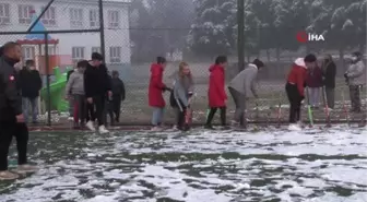 Tarlada çalıştıktan sonra Türkiye birinciliği için karda hokey oynuyorlar