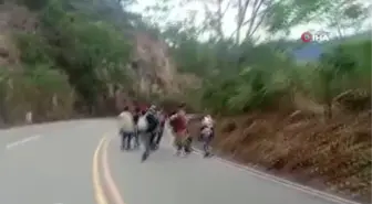 ABD'ye gitmek için yola çıkan Honduraslı göçmenler Meksika'ya doğru ilerliyor