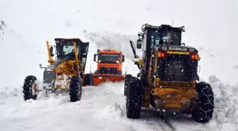 2 METREYİ AŞAN KARDA ZORLU MÜCADELE