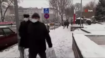 Afyonkarahisar'da kar yerini soğuk havaya ve dona bırakıyor