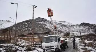 Arızaya giden ekipler, barınaktaki köpekleri besledi