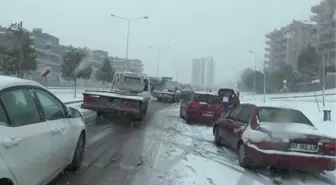 Kapanan kara yolu tuzlama ve kar küreme çalışmasıyla ulaşıma açıldı