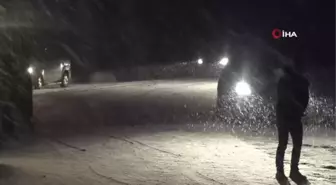 Kar eğlencesi için gittiler, yolda mahsur kaldılar