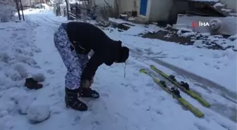 Sokakta kayak malzemeleri ile kar keyfi
