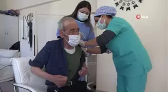 Aksaray'da huzurevi sakinlerine aşı vuruldu