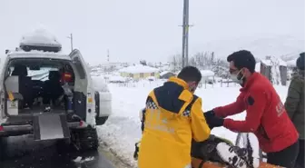 Son Dakika | Bingöl'de yolu kapanan köydeki hasta, paletli ambulansla alındı