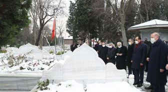 Cumhurbaşkanı Erdoğan, Erbakan'ın kabrini ziyaret etti