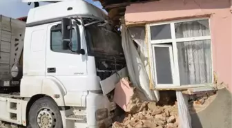 Elazığ'da yokuşta kayan TIR, eve girdi: 1 yaralı