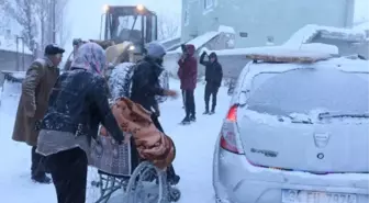 Son dakika haber... Erciş'te yolda mahsur kalan iki hasta, belediye ekiplerince kurtarıldı