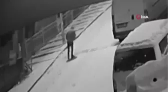 Son dakika... İstanbul'da servis minibüsünün takla atıp devrildiği an kamerada