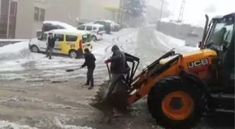 Kozluk belediyesinden yol tuzlama çalışması