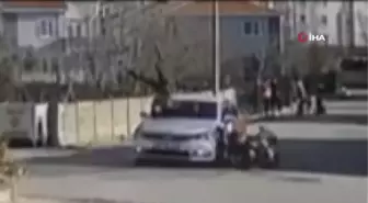 Feci anlar kamerada: Motosikletiyle çarptığı otomobilin üzerinden uçtu