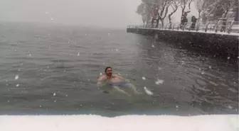 Sarıyer'de kar yağarken boğazın serin sularına girdi