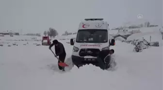 Yolu kardan kapanan mahalledeki hamile kadın için ekipler seferber oldu