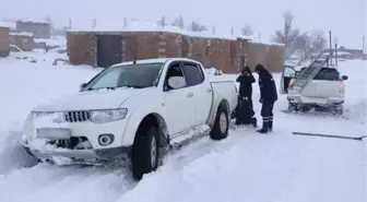 Araçları kara saplanan basın mensuplarını VEDAŞ ekipleri kurtardı