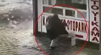 Babalık duygusunun en masum hali! Kucağındaki kızı düşmesin diye her şeyi yaptı