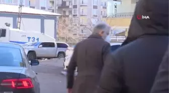 Son dakika haberi... HDP önünde 'zafer işareti' gerginliği