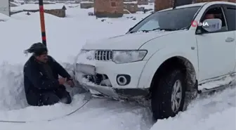 Kar ve tipide mahsur kalan gazetecileri VEDAŞ ekipleri kurtardı