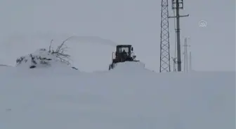 Ahlat'taki köy yollarında karla mücadele çalışması