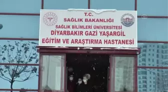 DİYARBAKIR - Kovid-19'u yenen yaşlı çift iki ay aradan sonra birbirine kavuştu