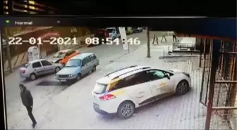 Taksi ile otomobilin çarpışması kamerada; 4 yaralı