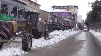 Tatvan'da kar kütleleri ilçe dışına taşınıyor