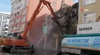 Tinercilerin mesken tuttuğu 4 katlı bina yıkıldı