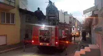 Son dakika... AFYONKARAHİSAR - İki katlı ahşap binada çıkan yangın söndürüldü