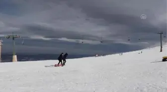 Akdağ Kayak Merkezi'nde güneşli havada kayak keyfi