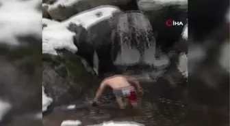 Kar banyosunun ardından buz gibi suya girdiler