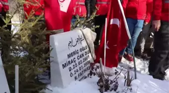 Türk Kızılay Genel Müdürü İbrahim Altan, Elazığ depreminde hayatını kaybedenlerin kabirlerini ziyaret etti