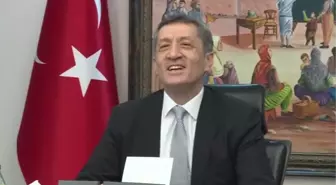 Bakan Selçuk öğrencilerle çevrimiçi ortamda türkü söyledi